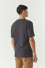 Remera gris oscuro de textura acanalada, corte clásico y cuello redondo.