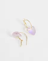 Aros dorados tipo argolla con dije de corazón transparente con strass.