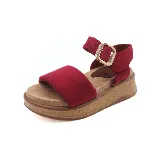 Sandalias marrones con plataforma de corcho, tira ancha sobre el empeine y pulsera al tobillo con hebilla dorada.