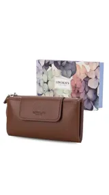 Billetera larga color camel, con textura símil cuero, cierre de broche en solapa frontal y correa de mano desmontable.