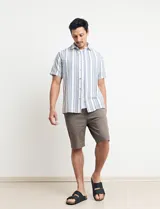 Camisa de manga corta a rayas verticales color natural y azul, con cuello clásico y cierre frontal con botones.