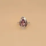 Anillo de plata 925 con una piedra amatista central en forma de lágrima.