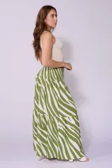 Falda larga con estampado de cebra en tonos marrón y blanco, cintura elastizada tipo smock con cordón ajustable y terminación en borlas.