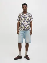 Camisa de manga corta con estampado floral, cuello resort y cierre con botones.