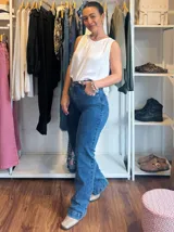 Jean de denim azul nevado, corte recto, con doble lycra y costuras en contratono beige.