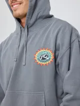 Canguro con capucha color crema, con bolsillo tipo canguro, puños y cintura acanalados. Estampado en el pecho con el logo de la marca y un diseño de sol.