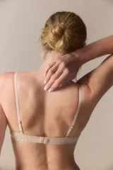 Soutien blanco de algodón con aro y breteles regulables.