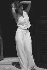 Pantalón culotte blanco de tiro alto confeccionado en lino.