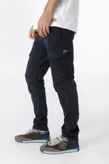 Pantalón cargo color marrón con bolsillos laterales con solapa y corte ajustado.