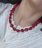 Collar corto de cuentas facetadas de color rojo.