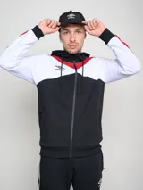 Campera con capucha Umbro de felpa negra, blanca y roja con cierre frontal y logo bordado en el pecho.