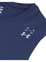 Musculosa deportiva Under Armour Halo Vent color azul marino con logo reflectivo en el pecho y perforaciones laterales para mayor ventilación.
