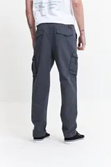 Pantalón cargo azul marino de corte recto, con bolsillos laterales y traseros con solapa. Confeccionado en 98% algodón y 2% spandex.