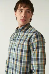 Camisa de manga larga a cuadros rojos y negros, de corte slim fit, con cuello abotonado y logo bordado en el pecho. Confeccionada en algodón.