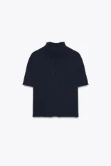 Chaqueta azul marino de punto con cuello subido y manga corta. Cierre frontal con botones.