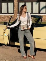 Bandolera dorada de cuero con textura tipo piel de cocodrilo, con correa larga regulable y cierre con solapa y broche imantado.