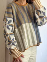 Sweater tejido con hilo de algodón y lurex, con diseño de rayas y flores, cuello redondo, mangas abullonadas y silueta oversize.