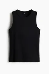 Musculosa negra de punto acanalado, corte ajustado, cuello redondo y sisas con ribete fino.
