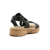 Sandalia de mujer color tostado con tira ancha y tira cruzada, equipada con pulsera y cierre de velcro.
