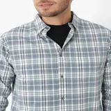 Camisa de hombre a cuadros, de manga larga, con bolsillo en el pecho.