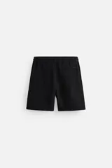 Bermuda negra regular fit confeccionada en tejido de algodón con estructura. Cintura elástica ajustable con cordón, bolsillos laterales y bolsillo trasero de vivo.