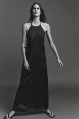 Vestido largo azul con cuello halter y tirantes finos. Detalle de aplique metálico en la espalda.
