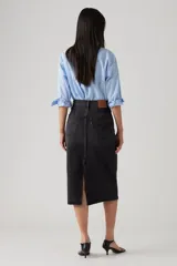 Falda midi de jean color negro con cintura alta, corte recto y abertura en la parte trasera.