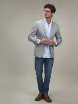 Blazer azul marino de corte clásico con solapas de muesca, cierre de dos botones, bolsillo en el pecho y bolsillos laterales con solapa.