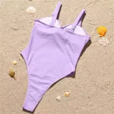 Traje de baño enterizo color lila, con breteles anchos y escote recto con frunce.