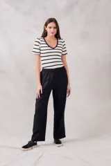 Remera ajustada al cuerpo con rayas en color blanco y negro, de tejido suave y ligero.