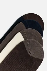 Pack de cuatro pares de calcetines tobilleros tejidos con mezcla de algodón y acabado en rib. Incluye un par azul marino, un par marrón oscuro, un par marrón claro y un par color crema.
