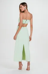 Vestido midi entallado color menta confeccionado en crepé de acetato, con tirantes finos, escote recto y recortes en la cintura.