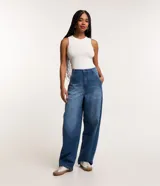 Musculosa blanca básica sin estampa, de cuello redondo y corte ajustado. Confeccionada en tejido de poliamida y elastano.