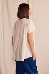 Remera color crema de cuello redondo y corte recto.