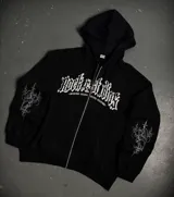 Campera negra con cierre metalizado, capucha ajustable, estampas en mangas y pecho con el texto "Rockerstudios" y motivos góticos.