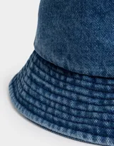 Piluso de denim azul con bordado de cerezas blancas en el frente.