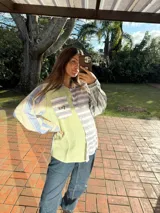 Camisa de manga larga con cuello clásico y cierre frontal con botones. Diseño patchwork con diferentes telas a rayas verticales en tonos verde, azul y gris.