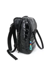 Mochila negra con diseño acolchado, doble asa de mano y correas de hombro regulables. Tiene un bolsillo frontal con cierre y detalles de tiras de colores.