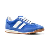 Championes deportivos azules con detalles en blanco, con suela marrón y cordones blancos.