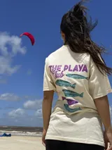 Remera de algodón color crema con estampado surfera en la parte posterior.