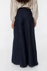 Pantalón de jean azul oscuro, de corte wide leg y tiro alto.