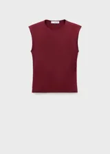 Camiseta sin mangas color borgoña, de tejido elástico y diseño entallado, con cuello redondo y tirantes anchos.