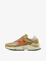 Zapatillas urbanas New Balance modelo 9060, color beige con detalles en rosa y rojo. Confeccionadas en gamuza y malla, con logo "N" característico en los laterales y entresuela con tecnología ABZORB y SBS.