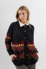 Saco de lana y poliamida negro con diseño geométrico en amarillo, rojo y marrón. Tiene silueta recta, largo debajo de la cola, bolsillos en los costados, escote polo y cierre frontal con botones.