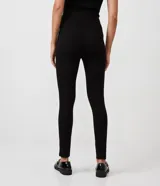 Pantalón legging negro de punto roma, con cintura alta y botones metalizados decorativos en los laterales.