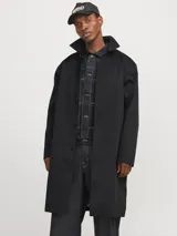 Tapado negro de corte recto, con cuello clásico, cierre frontal con botones ocultos y bolsillos laterales.