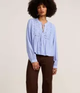 Pantalón de vestir marrón de corte recto, cintura alta, con bolsillos laterales y traseros.