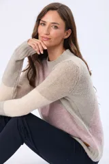 Buzo tejido de manga larga con cuello redondo, diseño a rayas horizontales en tonos beige, rosa y gris.