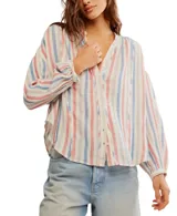 Camisa de manga larga con cuello mao y cierre frontal con botones. Diseño a rayas verticales en tonos celeste, rosa y blanco.