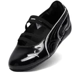 Zapatillas Puma Speedcat Ballet de charol negro con detalles en blanco y tiras elásticas cruzadas.